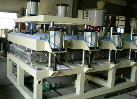 쌍둥이 나사 디자인 세륨/ISO9001를 가진 밀어남 PVC 거품 널 기계