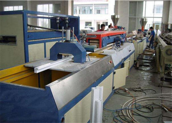 좋은 가격 UPVC PVC 수용량 120 - 150 kg/h를 가진 플라스틱 단면도 밀어남 선 온라인으로