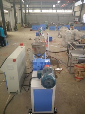 좋은 가격 기계를 만드는 직업적인 플라스틱 단면도 밀어남 선/PVC WPC Decking 단면도 온라인으로