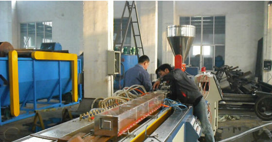 좋은 가격 22 kw 120 kg/H 10m/Min PVC WPC 프로파일 압출 라인, 플라스틱 프로파일 성형기 온라인으로
